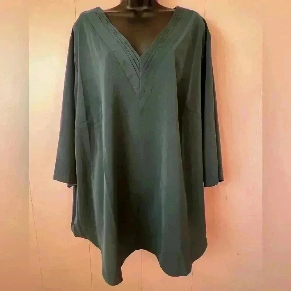 BloomChic V Neck 3/4 Sleeve Blouse With Adj. Roll Button Hold Sz 22-24 NWOT